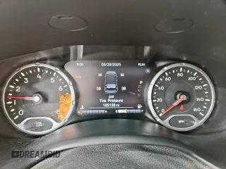 2017 Jeep Renegade Latitude with VIN ZACCJABB5HPE40221, listed as a Copart auction lot 58489125 with 185,136 mi miles and Salvage title. Bid and sale history available at DreamBid. Image 9.