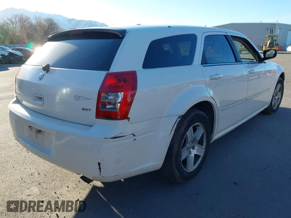 2007 Dodge Magnum with VIN 2D4FV47V97H736125, listed as a IAAI auction lot 41725563 with 117,836 mi miles and . Bid and sale history available at carsss.com. Image 4.