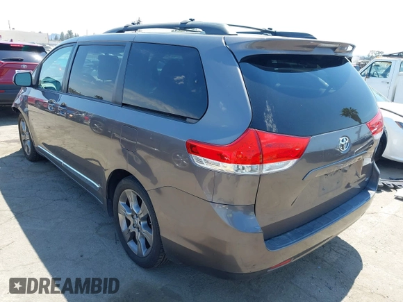 2013 Toyota Sienna LE AAS z VIN 5TDKK3DCXDS328201, wystawiony jako IAAI lot #42773579 z przebiegiem 106 890 mil mil oraz . Historia ofert i sprzedaży dostępna na DreamBid. Obrazek 3.