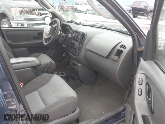 2003 Ford Escape XLS Popular with VIN 1FMYU92153KE01890, listed as a IAAI auction lot 41605087 with 109,411 mi miles. Bid and sale history available at carsss.com. Image 5.