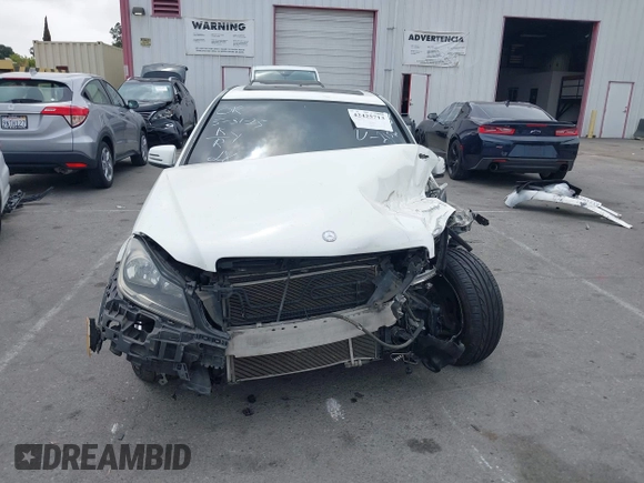 2013 Mercedes-Benz C 250 Sport z VIN WDDGF4HBXDA862156, wystawiony jako IAAI lot #42425713 z przebiegiem Nie podano mil oraz . Historia ofert i sprzedaży dostępna na DreamBid. Obrazek 12.