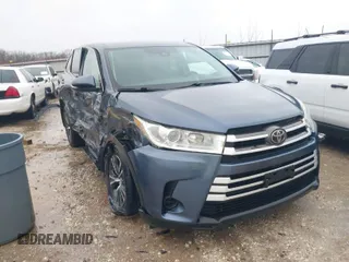2018 Toyota Highlander LE z VIN 5TDBZRFH0JS840018, wystawiony jako IAAI lot #41621355 z przebiegiem 128 495 mil mil oraz . Historia ofert i sprzedaży dostępna na DreamBid. Obrazek 1.