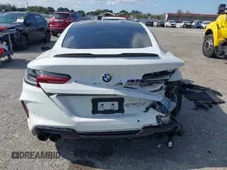 2022 BMW M8 Competition z VIN WBSAE0C02NCH10522, wystawiony jako IAAI lot #41321013 z przebiegiem 44 389 mil mil oraz . Historia ofert i sprzedaży dostępna na DreamBid. Obrazek 15.