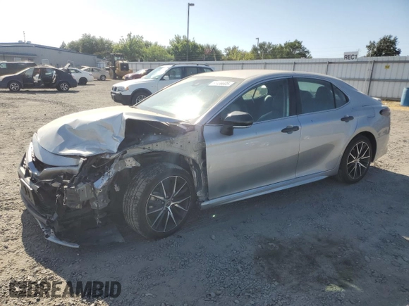 2022 Toyota Camry SE z VIN 4T1G11AK4NU050977, wystawiony jako Copart lot #61466605 z przebiegiem 69 410 mil mil oraz Czysty tytuł • Clean title. Historia ofert i sprzedaży dostępna na DreamBid. Obrazek 1.