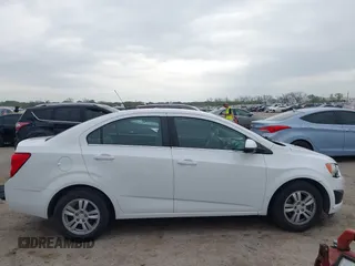 2015 Chevrolet Sonic LT z VIN 1G1JC5SH7F4112395, wystawiony jako IAAI lot #41931652 z przebiegiem 131 610 mil mil oraz . Historia ofert i sprzedaży dostępna na DreamBid. Obrazek 13.