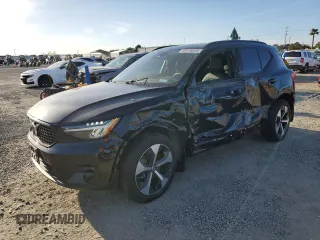 2023 Volvo XC40 Plus Dark Theme с VIN YV4L12UW5P2912803, выставлен на аукционе Copart как лот 49516625 с пробегом 15 303 миль миль и Списание • Salvage title. История ставок и продаж доступна на DreamBid. Изображение 1.