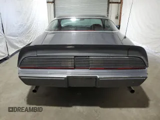 1981 Pontiac Firebird z VIN 1G2AS87A4BN117926, wystawiony jako Copart lot #63220014 z przebiegiem 54 759 mil mil oraz Tytuł czysty. Historia ofert i sprzedaży dostępna na DreamBid. Obrazek 6.