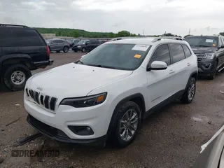 2019 Jeep Cherokee Latitude Plus z VIN 1C4PJLLB3KD151355, wystawiony jako IAAI lot #42128836 z przebiegiem 94 753 mil mil oraz . Historia ofert i sprzedaży dostępna na DreamBid. Obrazek 2.
