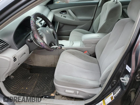 2010 Toyota Camry z VIN 4T1BF3EKXAU046704, wystawiony jako Copart lot #56653825 z przebiegiem 192 691 mil mil oraz Szkoda całkowita • Salvage title. Historia ofert i sprzedaży dostępna na DreamBid. Obrazek 7.