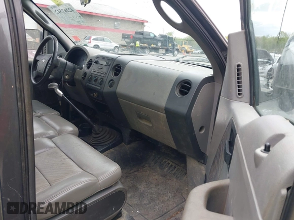 2005 Ford F-150 XL z VIN 1FTRF12265NB74269, wystawiony jako IAAI lot #42267542 z przebiegiem 180 386 mil mil oraz . Historia ofert i sprzedaży dostępna na DreamBid. Obrazek 5.