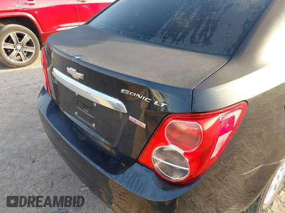 2014 Chevrolet Sonic LT z VIN 1G1JC5SB2E4223141, wystawiony jako IAAI lot #41872526 z przebiegiem 154 026 mil mil oraz . Historia ofert i sprzedaży dostępna na DreamBid. Obrazek 6.