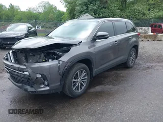 2019 Toyota Highlander SE z VIN 5TDJZRFH1KS735839, wystawiony jako IAAI lot #42204004 z przebiegiem 60 261 mil mil oraz . Historia ofert i sprzedaży dostępna na DreamBid. Obrazek 2.