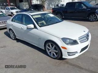 2012 Mercedes-Benz C 250 Sport z VIN WDDGF4HB8CA614230, wystawiony jako IAAI lot #41933968 z przebiegiem 57 353 mil mil oraz . Historia ofert i sprzedaży dostępna na DreamBid. Obrazek 1.