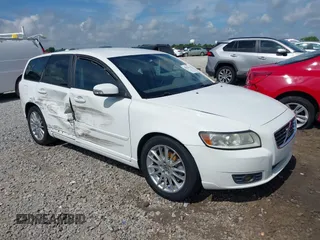 2010 Volvo V50 with VIN YV1382MW1A2553319, listed as a IAAI auction lot 39823937 with 317,330 mi miles. Bid and sale history available at carsss.com. Image 1.