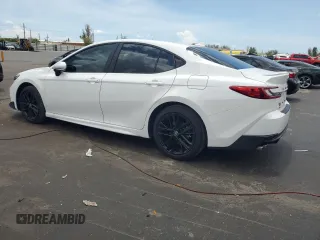 2025 Toyota Camry LE z VIN 4T1DAACK7SU131547, wystawiony jako Copart lot #59087285 z przebiegiem 884 mil mil oraz Szkoda całkowita • Salvage title. Historia ofert i sprzedaży dostępna na DreamBid. Obrazek 2.