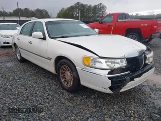 1999 Lincoln Town Car Signature z VIN 1LNHM82WXXY673201, wystawiony jako IAAI lot #41257677 z przebiegiem Nie podano mil oraz . Historia ofert i sprzedaży dostępna na DreamBid. Obrazek 1.