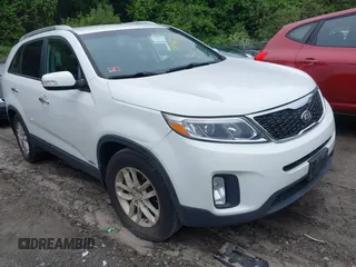 2014 Kia Sorento LX z VIN 5XYKTCA67EG479314, wystawiony jako IAAI lot #42447301 z przebiegiem 169 909 mil mil oraz . Historia ofert i sprzedaży dostępna na DreamBid. Obrazek 1.
