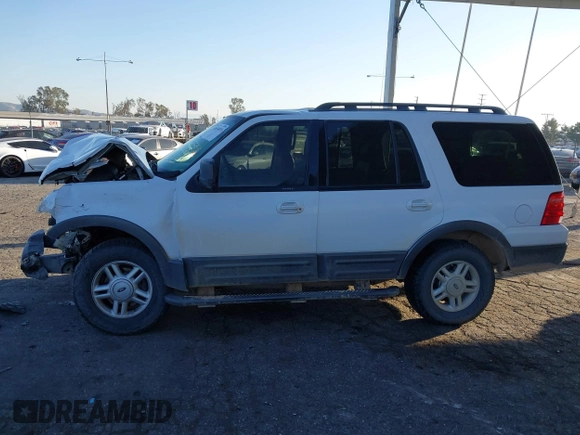 2005 Ford Expedition Special Service with VIN 1FMPU15575LA65295, listed as a IAAI auction lot 41658019 with 200,948 mi miles. Bid and sale history available at carsss.com. Image 15.