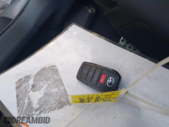 2025 Toyota Camry LE z VIN 4T1DAACK0SU500801, wystawiony jako IAAI lot #42123753 z przebiegiem 11 742 mil mil oraz . Historia ofert i sprzedaży dostępna na DreamBid. Obrazek 11.