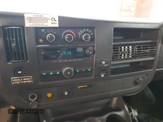 2013 Chevrolet Express Cargo z VIN 1GCSGAFX2D1138833, wystawiony jako IAAI lot #42521021 z przebiegiem 103 313 mil mil oraz . Historia ofert i sprzedaży dostępna na DreamBid. Obrazek 8.