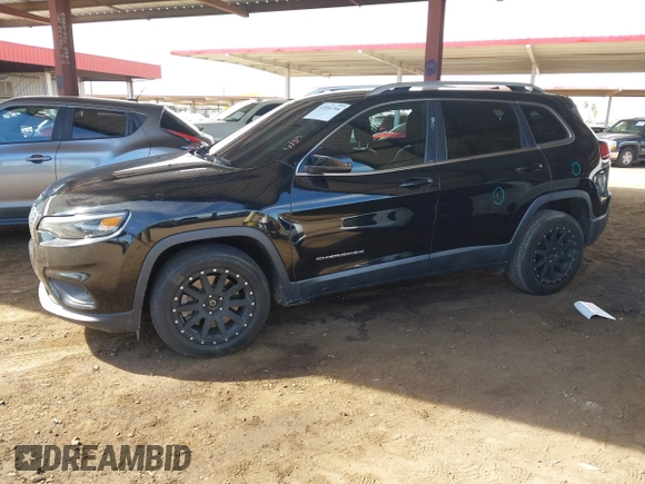 2019 Jeep Cherokee Latitude Plus z VIN 1C4PJLLB2KD420090, wystawiony jako IAAI lot #42094704 z przebiegiem 81 545 mil mil oraz . Historia ofert i sprzedaży dostępna na DreamBid. Obrazek 2.