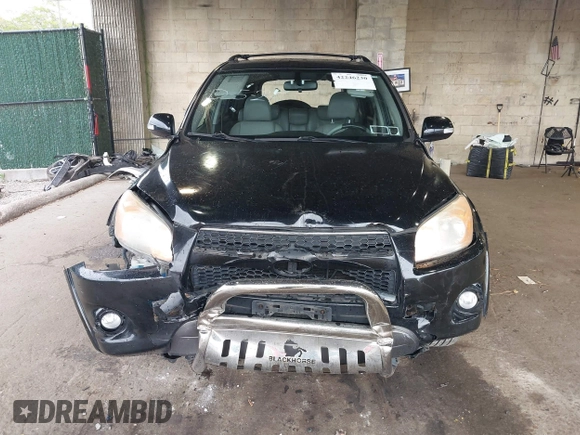 2010 Toyota RAV4 Limited z VIN JTMDF4DV3AD038717, wystawiony jako IAAI lot #42246230 z przebiegiem 140 854 mil mil oraz . Historia ofert i sprzedaży dostępna na DreamBid. Obrazek 12.