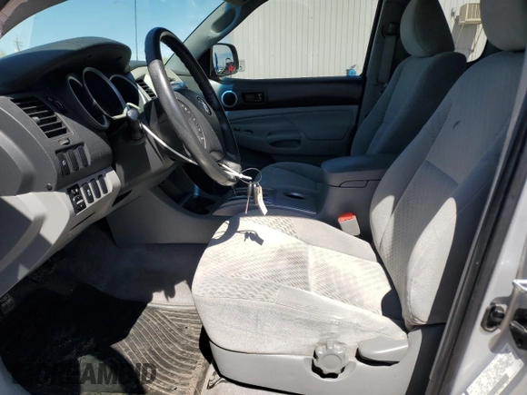 2011 Toyota Tacoma PreRunner z VIN 5TFTU4GN6BX010584, wystawiony jako Copart lot #57284685 z przebiegiem 66 256 mil mil oraz Szkoda całkowita • Salvage title. Historia ofert i sprzedaży dostępna na DreamBid. Obrazek 7.