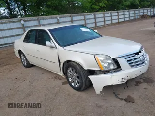 2009 Cadillac DTS 1SA z VIN 1G6KD57Y49U104618, wystawiony jako IAAI lot #42176407 z przebiegiem 108 711 mil mil oraz . Historia ofert i sprzedaży dostępna na DreamBid. Obrazek 1.