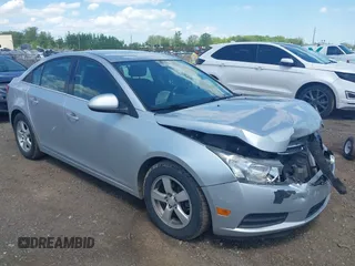 2014 Chevrolet Cruze 1LT z VIN 1G1PC5SB1E7158436, wystawiony jako IAAI lot #42285064 z przebiegiem 125 664 mil mil oraz . Historia ofert i sprzedaży dostępna na DreamBid. Obrazek 1.