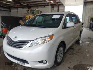 2017 Toyota Sienna XLE Auto Access Seat with VIN 5TDYZ3DC7HS874630, listed as a IAAI auction lot 42027737 with 122,952 mi miles. Bid and sale history available at carsss.com. Image 17.