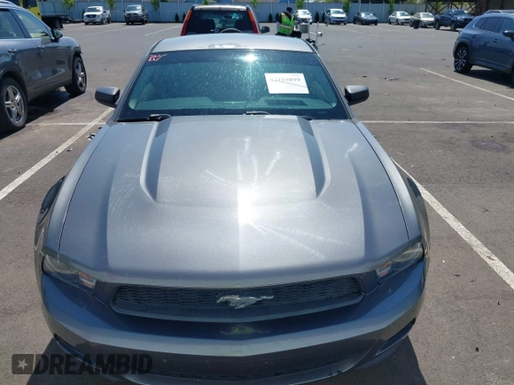 2011 Ford Mustang V6 z VIN 1ZVBP8AMXB5105751, wystawiony jako IAAI lot #42104899 z przebiegiem 70 178 mil mil oraz . Historia ofert i sprzedaży dostępna na DreamBid. Obrazek 12.