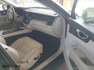 2018 Volvo XC60 Momentum with VIN LYVA22RKXJB101579, listed as a IAAI auction lot 41722082 with 33,579 mi miles. Bid and sale history available at carsss.com. Image 5.