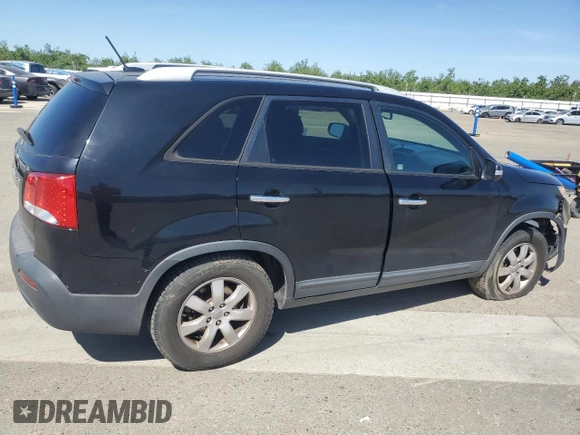 2013 Kia Sorento LX z VIN 5XYKT3A6XDG413614, wystawiony jako Copart lot #57175205 z przebiegiem 152 086 mil mil oraz Szkoda całkowita • Salvage title. Historia ofert i sprzedaży dostępna na DreamBid. Obrazek 3.