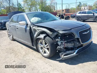 2017 Chrysler 300 C z VIN 2C3CCAEGXHH552469, wystawiony jako IAAI lot #42221102 z przebiegiem 164 523 mil mil oraz . Historia ofert i sprzedaży dostępna na DreamBid. Obrazek 1.