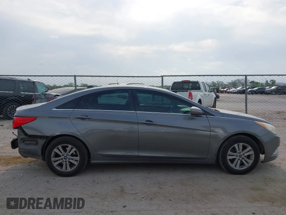 2013 Hyundai Sonata GLS z VIN 5NPEB4AC6DH513018, wystawiony jako IAAI lot #42068966 z przebiegiem 216 086 mil mil oraz . Historia ofert i sprzedaży dostępna na DreamBid. Obrazek 14.