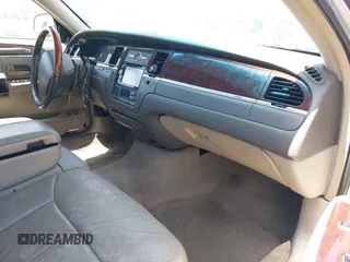 2008 Lincoln Town Car Limited z VIN 2LNHM82V78X632906, wystawiony jako IAAI lot #42247751 z przebiegiem 166 532 mil mil oraz . Historia ofert i sprzedaży dostępna na DreamBid. Obrazek 5.
