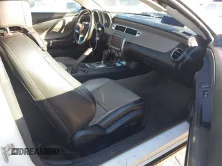 2014 Chevrolet Camaro LT z VIN 2G1FC1E39E9321549, wystawiony jako IAAI lot #41582840 z przebiegiem 129 495 mil mil oraz . Historia ofert i sprzedaży dostępna na DreamBid. Obrazek 5.