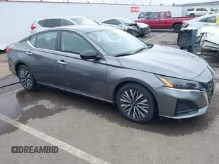 2024 Nissan Altima SV z VIN 1N4BL4DV4RN385646, wystawiony jako IAAI lot #42422125 z przebiegiem 27 335 mil mil oraz . Historia ofert i sprzedaży dostępna na DreamBid. Obrazek 1.