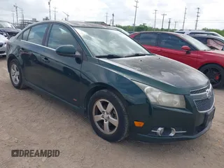 2014 Chevrolet Cruze 1LT z VIN 1G1PC5SB6E7330976, wystawiony jako IAAI lot #42096349 z przebiegiem 162 215 mil mil oraz . Historia ofert i sprzedaży dostępna na DreamBid. Obrazek 1.