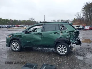 2023 Toyota Corolla Cross LE z VIN 7MUCAABG8PV044965, wystawiony jako IAAI lot #41915223 z przebiegiem 61 222 mil mil oraz . Historia ofert i sprzedaży dostępna na DreamBid. Obrazek 13.