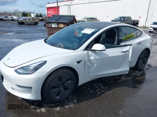 2021 Tesla Model 3 Standard Range Plus z VIN 5YJ3E1EA5MF977437, wystawiony jako IAAI lot #40297512 z przebiegiem 72 039 mil mil oraz . Historia ofert i sprzedaży dostępna na DreamBid. Obrazek 6.