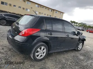 2008 Nissan Versa S z VIN 3N1BC13E58L447065, wystawiony jako Copart lot #52380355 z przebiegiem 151 681 mil mil oraz Szkoda całkowita • Salvage title. Historia ofert i sprzedaży dostępna na DreamBid. Obrazek 3.