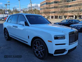 2022 Rolls-Royce Cullinan Black Badge z VIN SLATV8C02NU212169, wystawiony jako Copart lot #45190395 z przebiegiem 5 245 mil mil oraz Czysty tytuł • Clean title. Historia ofert i sprzedaży dostępna na DreamBid. Obrazek 1.