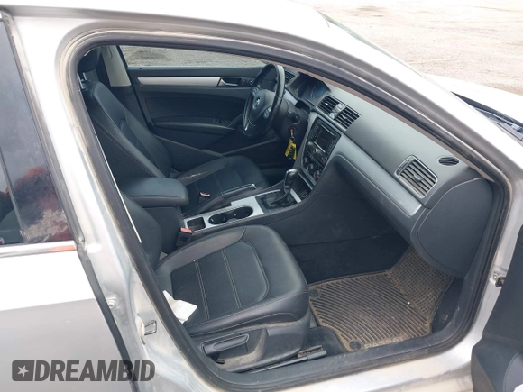 2013 Volkswagen Passat SE z VIN 1VWBN7A30DC056730, wystawiony jako IAAI lot #42542464 z przebiegiem 190 608 mil mil oraz . Historia ofert i sprzedaży dostępna na DreamBid. Obrazek 5.