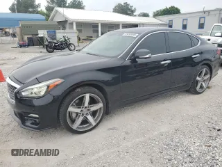 2016 Infiniti Q70 z VIN JN1BY1AP2GM220684, wystawiony jako Copart lot #55493695 z przebiegiem 96 001 mil mil oraz Szkody całkowita. Historia ofert i sprzedaży dostępna na DreamBid. Obrazek 1.