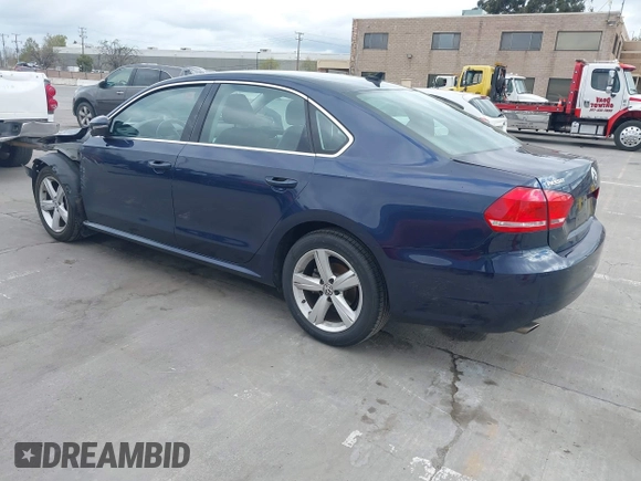 2012 Volkswagen Passat SE z VIN 1VWBP7A39CC056590, wystawiony jako IAAI lot #41879975 z przebiegiem 76 125 mil mil oraz . Historia ofert i sprzedaży dostępna na DreamBid. Obrazek 3.