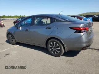 2020 Nissan Versa S z VIN 3N1CN8DV7LL877999, wystawiony jako Copart lot #59508335 z przebiegiem 69 043 mil mil oraz Czysty tytuł • Clean title. Historia ofert i sprzedaży dostępna na DreamBid. Obrazek 2.