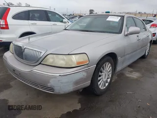 2005 Lincoln Town Car Signature Limited z VIN 1LNHM82W35Y613094, wystawiony jako IAAI lot #42191430 z przebiegiem 131 071 mil mil oraz . Historia ofert i sprzedaży dostępna na DreamBid. Obrazek 2.