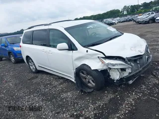 2014 Toyota Sienna LE AAS z VIN 5TDKK3DC0ES521152, wystawiony jako IAAI lot #39961035 z przebiegiem 147 947 mil mil oraz . Historia ofert i sprzedaży dostępna na DreamBid. Obrazek 1.