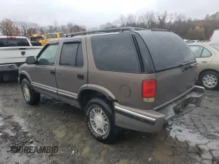 1998 GMC Jimmy SLE with VIN 1GKDT13W6W2535592, listed as a Copart auction lot 81953844 with 88,205 mi miles and Salvage Title. Bid and sale history available at carsss.com. Image 2.